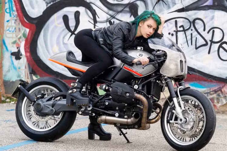 Về nguyên bản, BMW R nineT đã là một chiếc xe môtô hoài cổ của BMW Motorrad, tuy nhiên hãng độ Luismoto có trụ sở tại Pisa của Italia vẫn muốn chiếc xe này mang dáng dấp của một chiếc cafe racer, bụi bặm và cá tính hơn so với nguyên bản nên đã tiếp tục "dao kéo" nó.