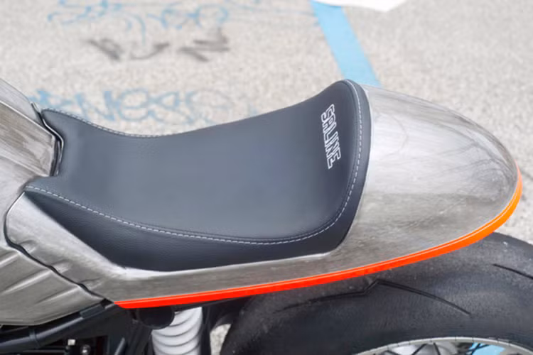 Ghế ngồi bọc da cao cấp hơn cùng ốp đuôi mới được trang bị. Một đường coachline màu đỏ tươi chạy từ bình xăng đến chỗ ngồi phía sau xe.