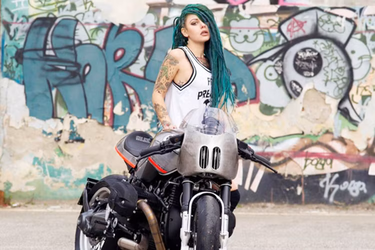 Theo đó, hãng độ Luismoto tại Ý đã cắt giảm trọng lượng của chiếc R nineT từ 222 kg xuống còn 172kg, giảm đến 70kg so với bản tiêu chuẩn. Ngoại hình của BMW Motorrad R nineT độ bởi Luismoto làm chúng ta liên tưởng đến chiếc Triumph Thruxton R của người Anh.