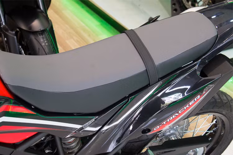 Kawasaki D-Tracker 150 mới ngoài chiều cao yên hạ thấp hơn so với KLX 150BF thì bề mặt yên lại có thiết kế rộng hơn đủ dùng cho hai người, thậm chí còn có thể thêm cả việc chằng đồ phía sau khi đi xa.