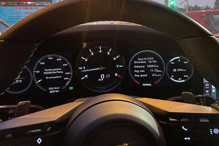 Tốc độ trung bình của chiếc xe thể thao Porsche 911 Carrera S 2020 của Cường Đô la và Đàm Thu Trang khi đến Hà Nội là 81 km/h. Mức tiêu thụ nhiên liệu khoảng 11,1 lít/100km. Hiện số đồng hồ công tơ mét chiếc xe Porsche 911 Carrera S 2020 của Cường Đô la đã là 2.261 km.