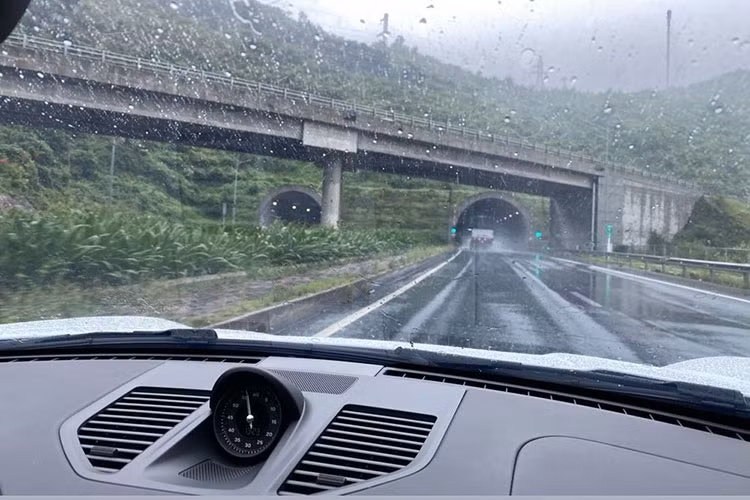 Đây không phải là lần đầu tiên đại gia siêu xe Cường Đô la và vợ thực hiện hành trình xuyên Việt, vào tháng 6 năm 2019, cặp đôi này cùng bạn bè đã di chuyển trên hai chiếc xe Porsche khác là SUV hạng sang Cayenne S và sedan hạng sang Panamera chạy từ Hà Nội vào TP HCM.