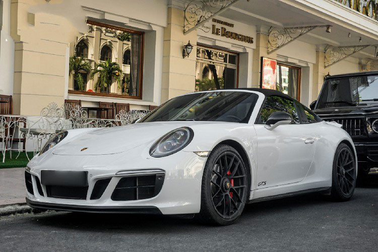 Động cơ của 911 Carrera S 2020 đi kèm hộp số sàn 7 cấp là trang bị tiêu chuẩn. Khách hàng cũng có thể yêu cầu tùy chọn hộp số tự động ly hợp kép 8 cấp và hệ dẫn động 4 bánh. Giá xe Porsche 911 Carrera S 2020 chính hãng từ 7,65 tỷ đồng cho bản tiêu chuẩn. Khi về Việt Nam xe có màu sơn tuỳ chọn với giá dao động từ 80 triệu đến gần 300 triệu đồng. 