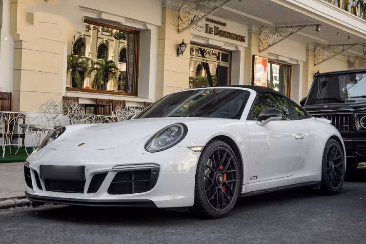 Động cơ của 911 Carrera S 2020 đi kèm hộp số sàn 7 cấp là trang bị tiêu chuẩn. Khách hàng cũng có thể yêu cầu tùy chọn hộp số tự động ly hợp kép 8 cấp và hệ dẫn động 4 bánh. Giá xe Porsche 911 Carrera S 2020 chính hãng từ 7,65 tỷ đồng cho bản tiêu chuẩn. Khi về Việt Nam xe có màu sơn tuỳ chọn với giá dao động từ 80 triệu đến gần 300 triệu đồng. 