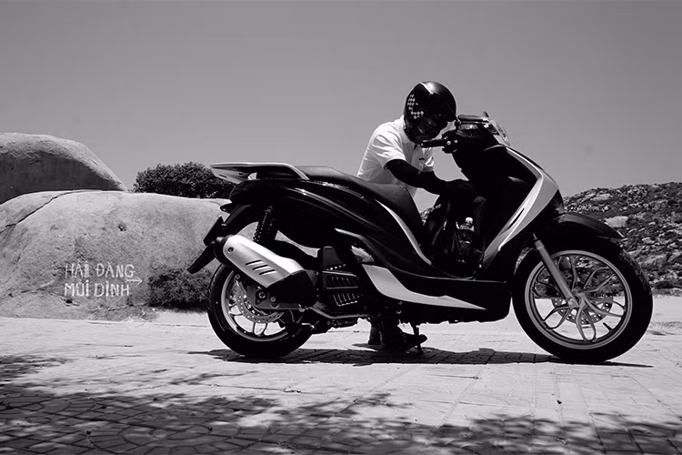 Trong buổi trải nghiệm Medley ABS 2018 tất cả các phiên bản với đa dạng cung đường Nam Trung Bộ, từ Phan Thiết đến Mũi Dinh tới Ninh Chữ - mặc dù là một mẫu scooter bánh lớn với trọng lượng 142kg, cấu hình bánh trước sử dụng vành đường kính 16 inch và phía sau dùng vành 14 inch, Medey vẫn tỏ ra khá linh hoạt khi di chuyển trên mọi địa hình.