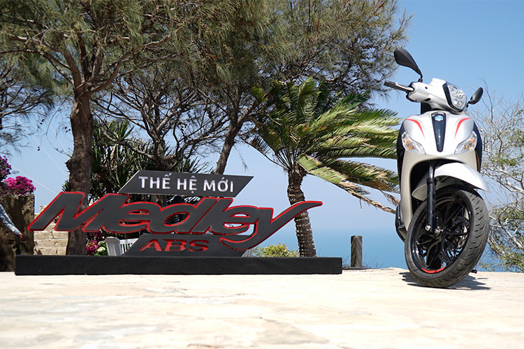 Các phụ kiện bổ sung khác như thảm chống trượt, nắp che, vỏ xe chống nước, khung chắn gió, top box, và TomTom Vio Piaggio Group Edition sẽ đáp ứng nhu cầu trang bị cho Medley từ những khách hàng kĩ tính nhất. Tất cả những gì thể hiện sau hành trình cũng đủ để nói nên một chiếc xe tay ga cao cấp hiện đại dành cho đa dạng người tiêu dùng Việt Nam - và bây giờ chúng ta chỉ cần thời gian để chứng minh điều đó.