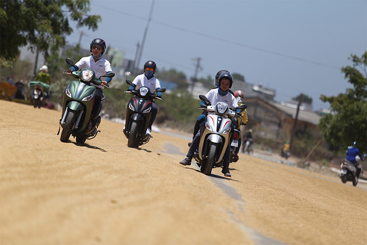 Trên đường trường, Medley cũng thể hiện khả năng điều khiển rất "nhẹ nhàng" và êm ái. Ngay cả khi di chuyển ở tốc độ khoảng 60 -70 km/h, chiếc xe vẫn rất ổn định, không hề có hiện tượng rung lắc mạnh, khiến cho người lái cảm thấy thoải mái hơn. Thiết kế yên của chiếc xe cũng đã được Piaggio nghiên cứu kỹ càng, khiến người lái không có cảm giác mỏi nhiều dù phải chạy xe liên tục trong nhiều giờ đồng hồ.