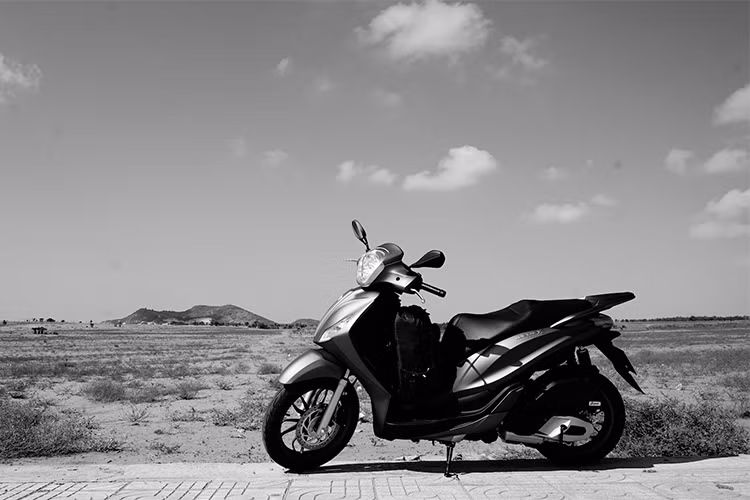 Medley 2018 không có nhiều thay đổi về ngoại hình, chủ yếu cải tiến về động cơ giúp tiết kiệm nhiên liệu, vận hành êm ái hơn để nuôi hy vọng cạnh tranh đối thủ Honda SH. Điểm nổi bật ở thiết kế vẫn là kiểu yên phân tầng và các đường gân nổi nam tính trên thân xe.