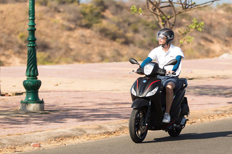 Theo kỹ thuật viên của Piaggio tại Việt Nam, hiệu năng của động cơ trên Medley 2018 ổn định trên mọi cung đường nhờ được tích hợp cảm biến áp suất và nhiệt độ. Với 2 cảm biến này, ECU có thể điều chỉnh lượng xăng gió một cách tự động để phù hợp với áp suất và nhiệt độ của khí hậu nhiệt đới Việt Nam, khiến động cơ luôn sinh công một cách ổn định.