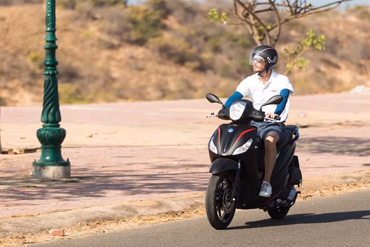 Theo kỹ thuật viên của Piaggio tại Việt Nam, hiệu năng của động cơ trên Medley 2018 ổn định trên mọi cung đường nhờ được tích hợp cảm biến áp suất và nhiệt độ. Với 2 cảm biến này, ECU có thể điều chỉnh lượng xăng gió một cách tự động để phù hợp với áp suất và nhiệt độ của khí hậu nhiệt đới Việt Nam, khiến động cơ luôn sinh công một cách ổn định.