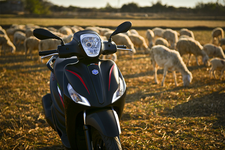 Hãng xe Italy tại Việt Nam đem đến một số màu tem mới kèm các trang bị quen thuộc như bản cũ: cổng sạc USB, đèn định vị ban ngày LED, cốp chứa đồ rộng 36,2 lít, khởi động start-stop và cảm biến nghiêng hỗ trợ ngắt động cơ tạm thời trong trường hợp ngã xe.