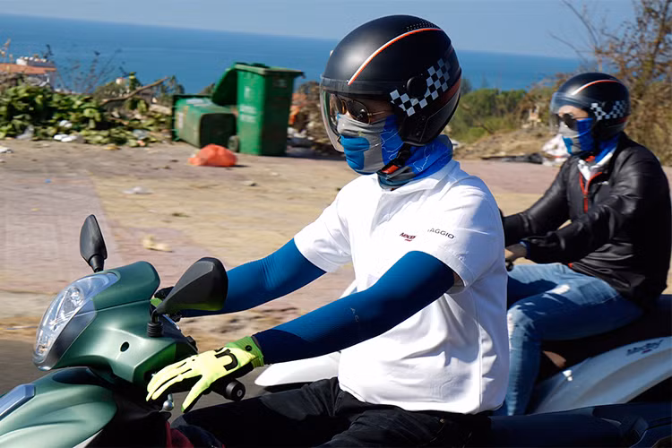 Một ưu điểm khác của Medley mới đó là chiếc xe sở hữu tay lái rất đầm và chắc chắn, không có hiện tượng rung lắc. Với tay lái tốt, chiếc xe không chỉ đem tới cảm giác điều khiển thú vị và an toàn mà còn giảm sự mệt mỏi khi đi trên những hành trình xa. Trọng tâm của Medley cũng thấp hơn so với đối thủ trực tiếp là Honda SH nhờ bánh sau nhỏ hơn, khiến chiếc xe ít tạo cảm giác "chênh vênh" hơn khi vào cua.