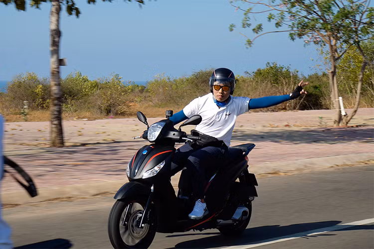 Do số lượng xe có hạn nên trong đoàn xe trải nghiệm không nhiều, một số tay lái phải chia sẻ chiếc Medley của mình với một người bạn đồng hành khác. Tuy nhiên ngay cả khi đèo 2 người cùng với hành lý đi kèm, chiếc xe vẫn tỏ ra đầy tự tin và "dư ga" trên những cung đường đèo dốc tại Phan Thiết hay đoạn đường xấu gồ ghề đến Mũi Dinh...