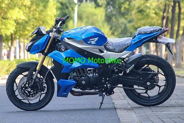 S1000R nhái sử dụng bộ mâm đa chấu 17 inch dạng chữ Y, kích thước lốp trước 110/70/17, sau 150/60/17. Phuộc trước dạng Upside down và đầy đủ 3 thắng đĩa là điểm thường thấy trên các mẫu xe nhái của Trung Quốc.