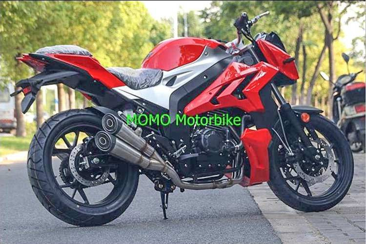 Chiều cao yên xe 800mm, hệ thống đèn trên xe sử dụng công nghệ LED. Ngoài ra một số chi tiết khác của xe như dàn áo thiết kế dạng mang cá, yên hai tầng hcia đôi cùng hệ thống ống xả kép cũng thiết kế khá thú vị.