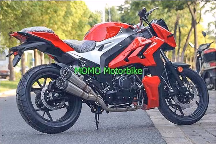 Chiều cao yên xe 800mm, hệ thống đèn trên xe sử dụng công nghệ LED. Ngoài ra một số chi tiết khác của xe như dàn áo thiết kế dạng mang cá, yên hai tầng hcia đôi cùng hệ thống ống xả kép cũng thiết kế khá thú vị.