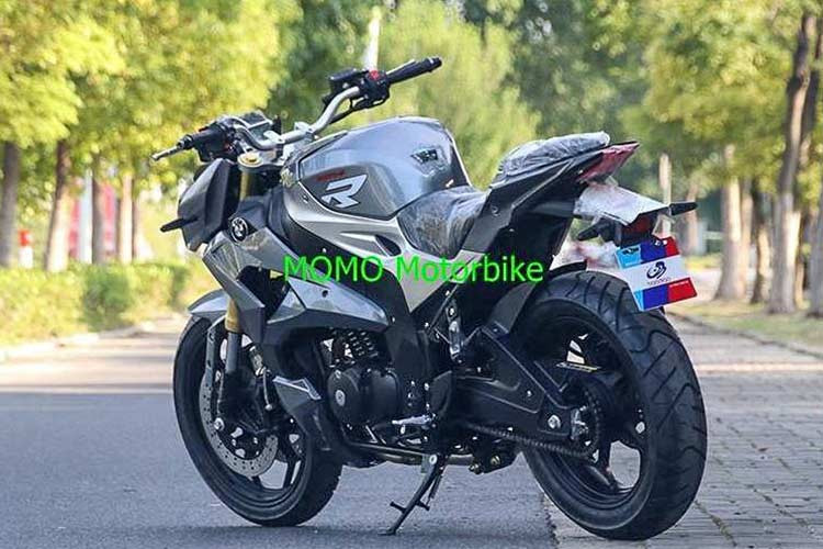 Đáng chú ý lầ mẫu xe môtô nhái BMW S1000 này chỉ trang bị khối động cơ 2 xilanh, dung tích chỉ vỏn vẹn 350 phân khối. Có thể dự đoán được tiếng pô khá ấm và hay đặc trưng của những dòng xe 2 máy của Trung Quốc. Nhưng độ bền và cảm giác chạy thì không thể nói trước được.