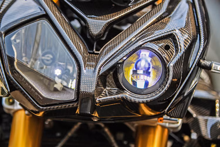 Về tổng thể, chủ xe trang bị cho xế cưng của mình bộ "cánh" ứng dụng công nghệ vật liệu sợi carbon siêu nhẹ từ thương hiệu RaceFoxx của Nhật Bản, giúp xe giảm trọng lượng một cách đáng kể. Điều này làm gia tăng khả năng tăng tốc của xe cũng như giúp chủ xe dễ dàng điều khiển linh hoạt ở mọi địa hình.