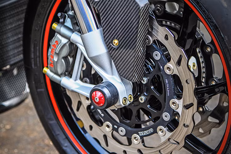Bên cạnh dàn áo carbon, xe sử dụng hệ thống phanh trước Brembo M50 4-piston đi cùng đĩa thắng Galfer chịu nhiệt cao. Hệ thống phanh này phân bổ qua bộ cùm thắng Nissin như trên các giải đua WSBK danh tiếng.