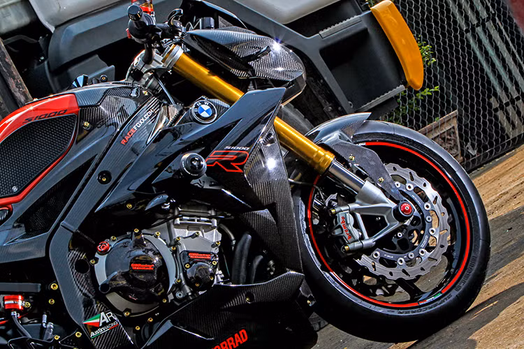 Với "dàn chân" này, siêu xe S1000R bước lên một đẳng cấp mới khi giúp chủ xe kiểm soát tốt khả năng vận hành cũng như độ an toàn ở mỗi cú thốc ga. Thêm nữa, xe còn sử dụng cặp mâm Marchesini hợp kim nhôm thừa hưởng từ dòng siêu môtô HP4 danh tiếng.