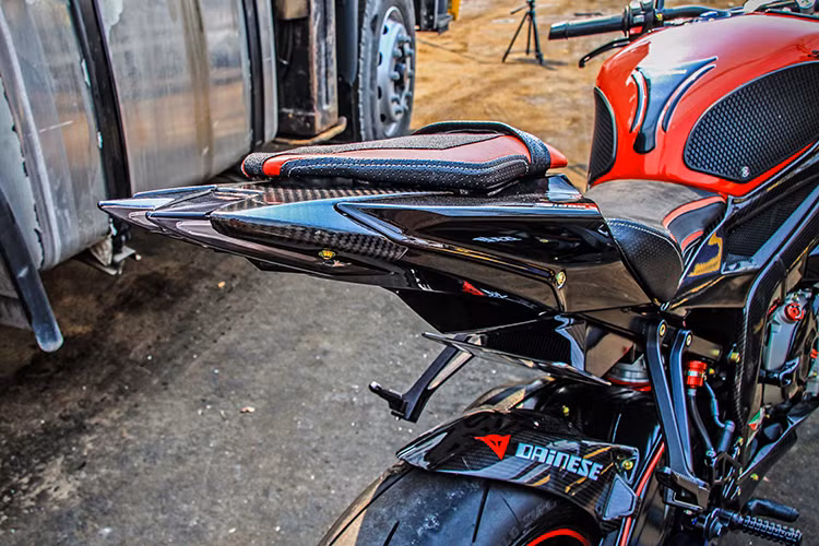 Mẫu xe môtô naked-bike BMW S1000R được trang bị cỗ máy 4 xy-lanh thẳng hàng dung tích 999cc và cho ra công suất lên tới 160 mã lực, chỉ kém đàn anh siêu môtô S1000RR khoảng 30 mã lực.