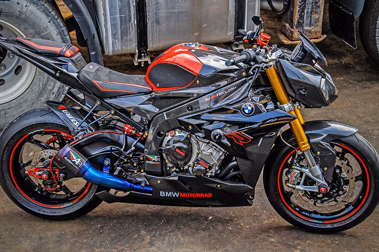 Mẫu xe độ trong bài thuộc mẫu cuối 2015 đầu 2016, là một trong số ít những chiếc naked-bike BMW S1000R được bắt gặp trên đường phố Sài Gòn, đây cũng là một trong những chiếc naked-bike BMW độ "khủng" nhất hiện nay tại Việt Nam.