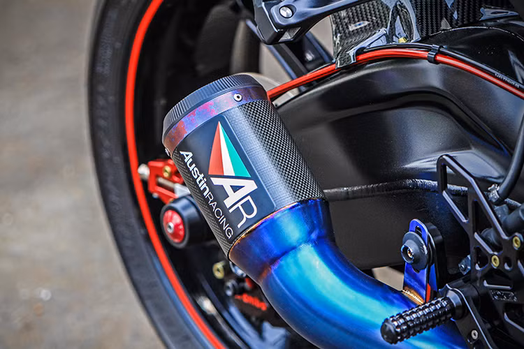 Tất cả món đồ trên sẽ không tạo ra một sản phẩm hoàn chỉnh cho một chiếc mô tô phân khối lớn nếu thiếu đi thứ gọi là "tuyệt đỉnh âm thanh" từ ống pô Austin Racing GP full-system với cổ pô được sử dụng hợp kim titanium cho ra âm thanh uy lực ở nước ga thấp và cực mạnh trong mỗi cú thốc ga RedLine.