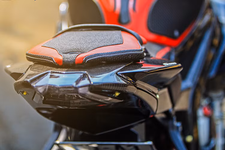 Ngoài ra, để đảm bảo giữ gìn nguyên vẹn dàn áo cũng như một số đồ chơi trên xe khi xảy ra va chạm, chủ xe còn cẩn thận tăng cường bộ bảo vệ lốc máy GB Racing carbon cùng hệ thống chống đổ toàn thân của DMV.