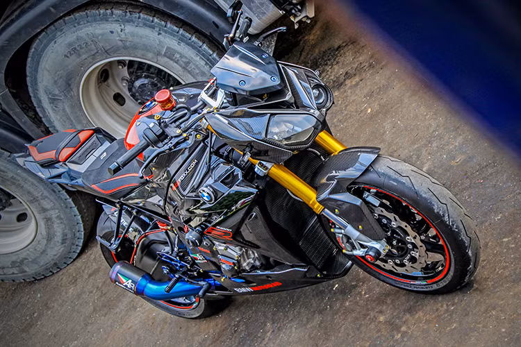 Mẫu xe môtô BMW S1000R được giới thiệu lần đầu tại triển lãm EICMA 2013 và nhanh chóng thu hút sự chú ý của giới chơi xe Thế giới. Mẫu naked-bike này được sử dụng chung động cơ I4 danh tiếng của siêu môtô S1000RR và được đánh giá là một trong những mẫu naked-bike mạnh nhất phân khúc hiện nay.