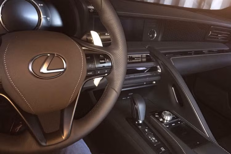 Bên trong LC500 2018 có ghế được bọc bằng da Alcantara trong khi ốp cửa, cụm điều khiển trung tâm và bảng táp-lô do các thợ thủ công Takumi nổi tiếng của Lexus chế tạo. Ngoài ra, xe còn được trang bị ghế chỉnh điện sưởi ấm, thông khí, hệ thống đèn viền nội thất, điều hòa tự động 2 vùng và dàn âm thanh Mark Levinson 13 loa cao cấp.