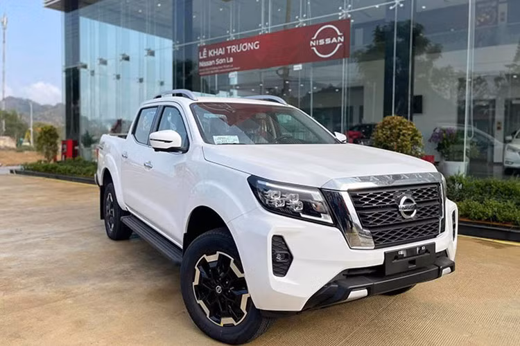 Nissan Navara giam toi 80 trieu dong 