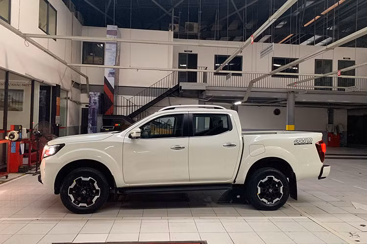 Nissan Navara giam toi 80 trieu dong 
