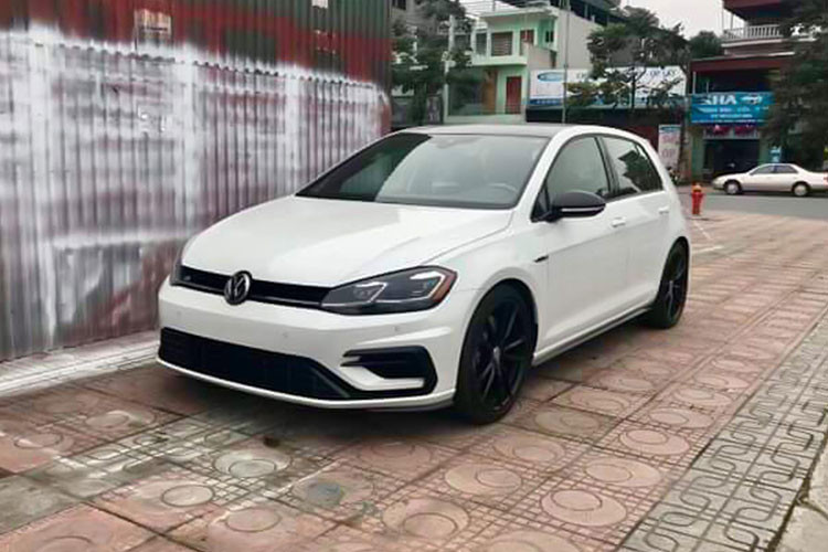 Hiện chưa rõ giá bán Volkswagen Golf R nhập khẩu tư nhân tại Việt Nam là bao nhiêu, nhưng chắc chắn nó cũng phải trên 2 tỷ đồng, vì ở Mỹ, Golf R mới có giá khởi điểm từ 40.400 USD. Với từng đó tiền, bạn hoàn toàn có thể chốt nhanh một chiếc Mercedes-Benz C-Class 2019 vừa ra mắt thị trường Việt tối qua (21/2/2019).