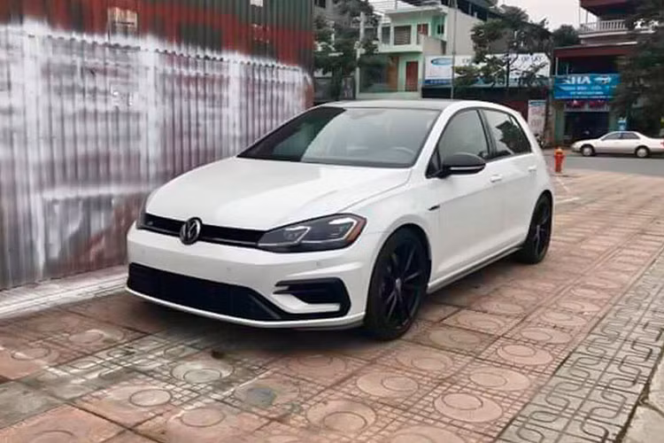 Hiện chưa rõ giá bán Volkswagen Golf R nhập khẩu tư nhân tại Việt Nam là bao nhiêu, nhưng chắc chắn nó cũng phải trên 2 tỷ đồng, vì ở Mỹ, Golf R mới có giá khởi điểm từ 40.400 USD. Với từng đó tiền, bạn hoàn toàn có thể chốt nhanh một chiếc Mercedes-Benz C-Class 2019 vừa ra mắt thị trường Việt tối qua (21/2/2019).