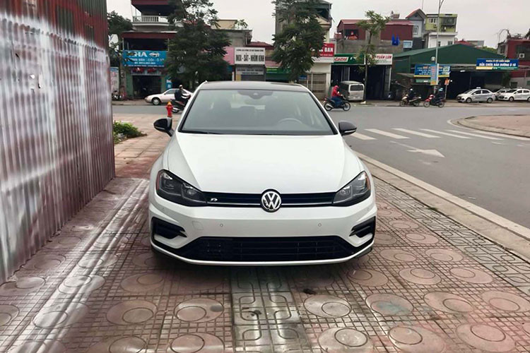 Volkswagen Golf R 2019 là một mẫu hatchback hiệu năng cao thường được đem ra so sánh với: Honda Civic Type R, Subaru WRX STI hay Ford Focus RS. Bên dưới nắp ca-pô Golf R là khối động cơ 4 xy-lanh dung tích 2.0L (1.984cc) tăng áp TSI được bố trí nằm ngang trong khoang máy.