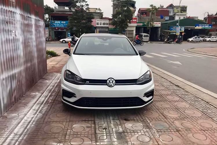 Volkswagen Golf R 2019 là một mẫu hatchback hiệu năng cao thường được đem ra so sánh với: Honda Civic Type R, Subaru WRX STI hay Ford Focus RS. Bên dưới nắp ca-pô Golf R là khối động cơ 4 xy-lanh dung tích 2.0L (1.984cc) tăng áp TSI được bố trí nằm ngang trong khoang máy.