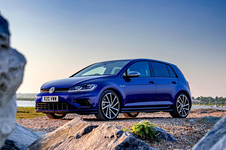 Xét về giá, Volkswagen Golf R nằm chung mâm với Ford Focus RS, Renault Megane RS, Honda Civic Type R, Mercedes-AMG A45, Audi S1 và BMW M140i, nhưng xét về thương hiệu, Golf R không thể nào bằng được ba cái tên hạng sang cùng đến từ quê hương Đức.