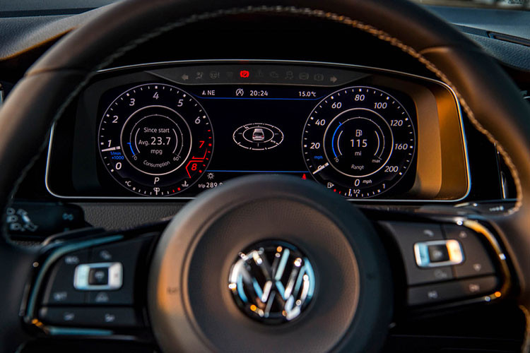 Mẫu xe hatchback Volkswagen Golf R mới này được trang bị hệ thống khoá vi sai trước sau XDS, và hệ thống kiểm soát lực kéo khi xe chạy ở tốc độ cao, phanh sẽ tác dụng vào bánh xe phía trong cua để giúp cải thiện khả năng bám đường cho xe, nó hoạt động tương tự như bộ vi sai chống trượt điện tử.