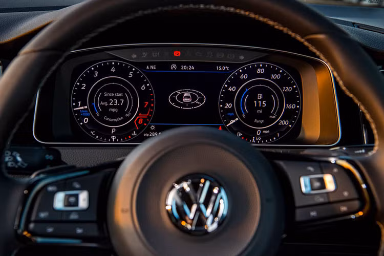 Mẫu xe hatchback Volkswagen Golf R mới này được trang bị hệ thống khoá vi sai trước sau XDS, và hệ thống kiểm soát lực kéo khi xe chạy ở tốc độ cao, phanh sẽ tác dụng vào bánh xe phía trong cua để giúp cải thiện khả năng bám đường cho xe, nó hoạt động tương tự như bộ vi sai chống trượt điện tử.