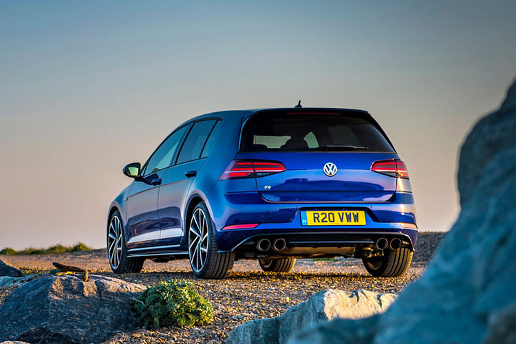 Về an toàn, Volkswagen Golf R có nhiều hệ thống an toàn thụ động và chủ động như cảnh báo va chạm phía trước và phanh khẩn cấp tự động với giám sát người đi bộ (chỉ hỗ trợ trước), kiểm soát hành trình thích ứng (ACC), cảnh báo điểm mù/ chệch làn đường, đèn pha kiểm soát chùm tia cao,...