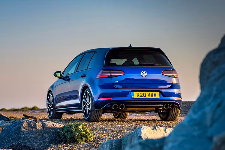 Về an toàn, Volkswagen Golf R có nhiều hệ thống an toàn thụ động và chủ động như cảnh báo va chạm phía trước và phanh khẩn cấp tự động với giám sát người đi bộ (chỉ hỗ trợ trước), kiểm soát hành trình thích ứng (ACC), cảnh báo điểm mù/ chệch làn đường, đèn pha kiểm soát chùm tia cao,...