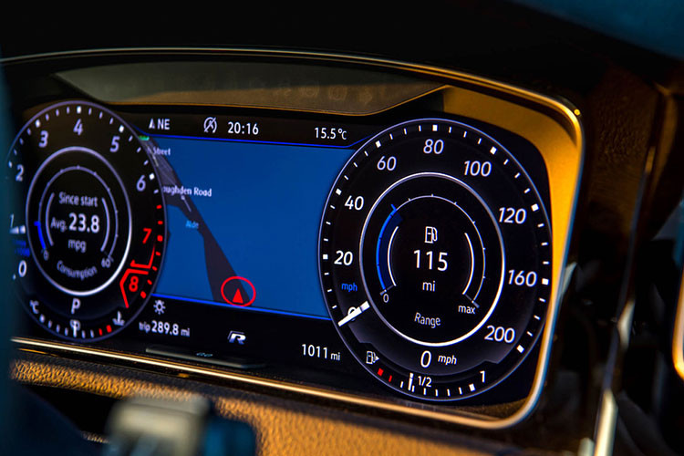 Volkswagen Golf R có 04 chế độ lái bao gồm: “Normal” (bình thường), “Individual” Tùy chỉnh, “Eco” Tiết Kiệm và chế độ Đua “Race” - được thiết kế đặc thù dành cho lái xe vận tốc cao trên ở đường đua như điều chỉnh phản ứng động cơ và các thời điểm chuyển số của hộp số DSG 7 cấp, phuộc “cứng” hơn cho khả năng xử lý nhanh nhẹn hơn.