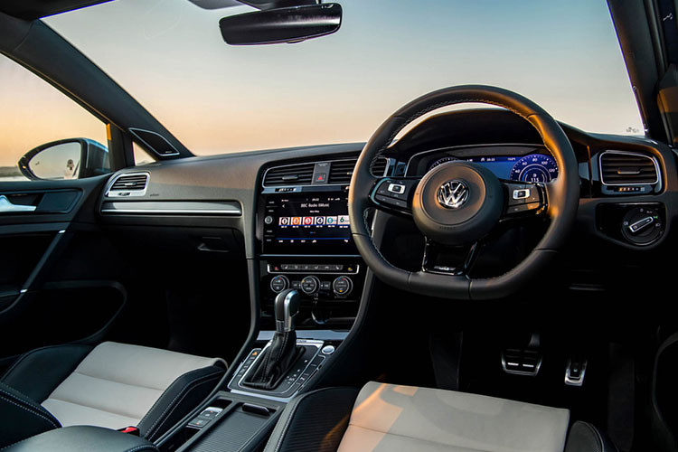 Để kiềm hãm sức mạnh gần 300 mã lực, Golf R được trang bị hệ thống phanh hiệu năng cao nâng cấp từ phiên bản Golf GTI. Ở phía trước là đĩa phanh đường kính 13,4 inch dày 1,2 inch, và phía sau là 12,2 x 0,9 inch đi cùng với kẹp phanh piston đơn có đường kính 2,4 inch trước và 1,7 inch sau và logo R phía ngoài kẹp phanh.