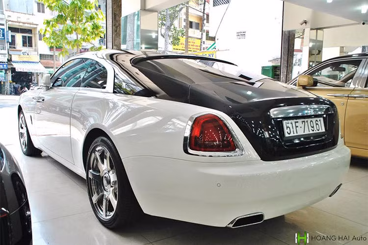 Phong cách hiện nay của chiếc Rolls-Royce Wraith từng thuộc sở hữu của Chủ tịch Trung Nguyên mang 2 màu trắng-đen tương tự như chú gấu trúc Panda. Trong đó, chiếc Coupe siêu sang được dán thêm đề-can đen từ nắp capô, kéo dài lên trần và kết thúc ở cốp đuôi xe.
