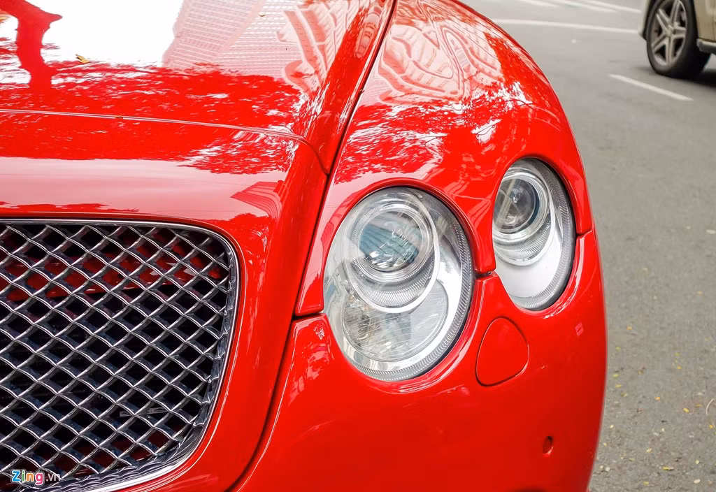 Cụm đèn pha hình oval chiếu sáng bằng bóng bi-xenon là chi tiết làm nên thương hiệu Bentley. Những mẫu Continental GT đời mới dùng đèn pha LED.