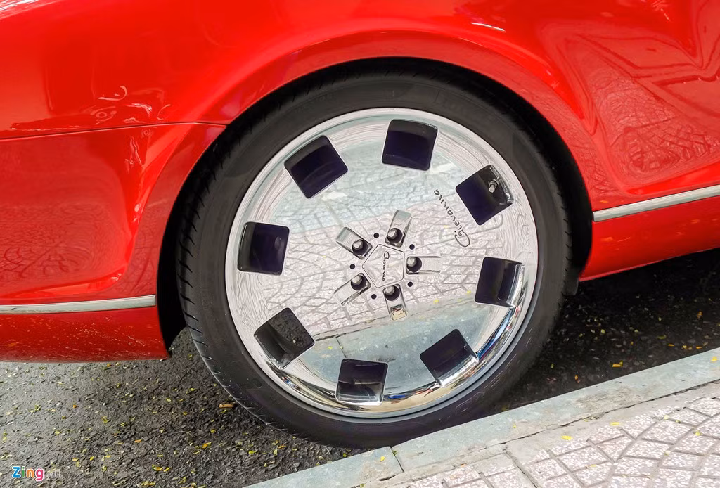 Bộ mâm đường kính lớn, mạ chrome của hãng độ Giovanna. Đây là hãng độ chuyên sản xuất những bộ mâm đắt tiền cho xe hơi.