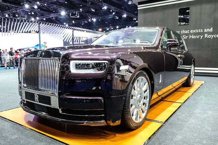Tại thị trường Mỹ, một chiếc Rolls-Royce Phantom 2018 có giá từ khoảng hơn 420.000 USD (khoảng 10,5 tỷ đồng). Tuy nhiên, khi ra mắt tại thị trường Thái Lan, Rolls-Royce Phantom 2018 có mức giá lên đến 59,5 triệu Baht (tương đương 1,9 triệu USD hay 43,4 tỷ đồng). Được biết, mẫu xe này cũng đang chuẩn bị về Việt Nam trong năm 2018.