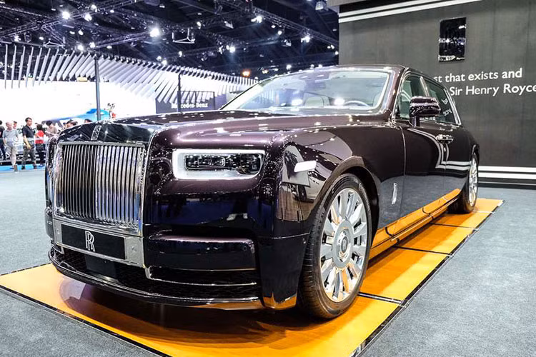 Tại thị trường Mỹ, một chiếc Rolls-Royce Phantom 2018 có giá từ khoảng hơn 420.000 USD (khoảng 10,5 tỷ đồng). Tuy nhiên, khi ra mắt tại thị trường Thái Lan, Rolls-Royce Phantom 2018 có mức giá lên đến 59,5 triệu Baht (tương đương 1,9 triệu USD hay 43,4 tỷ đồng). Được biết, mẫu xe này cũng đang chuẩn bị về Việt Nam trong năm 2018.
