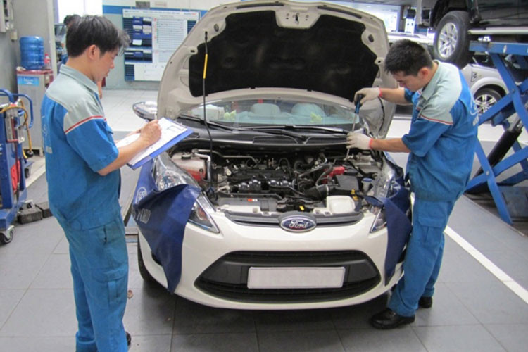 Để phòng tránh tình trạng khó khởi động ôtô vào mùa đông, các chủ xe cần nắm được cách bảo quản xe, động cơ xe và các bộ phận khác của xe. Hãy lựa chọn những nơi nơi đỗ xe đủ ấm, có mái che hoặc đỗ xe ở trong garage, tránh để xe ngoài trời. Điều này không những giúp nhiên liệu dễ bay hơi hơn, động cơ xe cũng không bị lạnh quá mà ắc-quy cũng không bị ảnh hưởng nhiều.