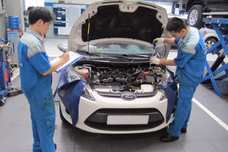 Để phòng tránh tình trạng khó khởi động ôtô vào mùa đông, các chủ xe cần nắm được cách bảo quản xe, động cơ xe và các bộ phận khác của xe. Hãy lựa chọn những nơi nơi đỗ xe đủ ấm, có mái che hoặc đỗ xe ở trong garage, tránh để xe ngoài trời. Điều này không những giúp nhiên liệu dễ bay hơi hơn, động cơ xe cũng không bị lạnh quá mà ắc-quy cũng không bị ảnh hưởng nhiều.